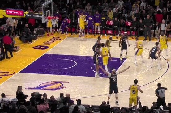 开云体育全站app下载优惠-神射关键三分改变比赛走向 2连胜！湖人立命靠防守